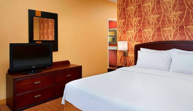 Relaxing Hideaway! FREE Parking, Pool, Close to Jelkes Creek Bird Sanctuary!