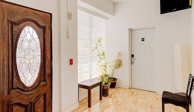 Relaxing Hideaway in Dilley! 3 Convenient Units! Free Breakfast, Onsite Parking!