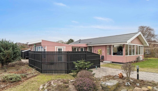 Relaxing holiday home close to the sea