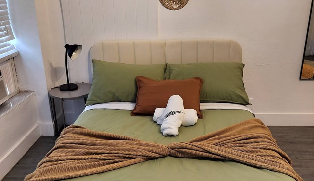 Relaxing Hollywood studio 119