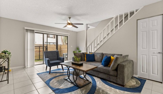 Relaxing Home By The Pond