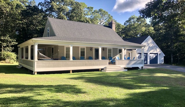 Relaxing home: huge porch & yard, bonus mini-house, beach pass, and lovely lake!
