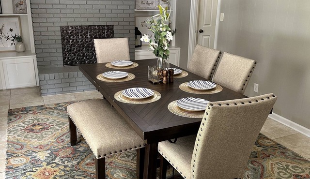 Relaxing home minutes from downtown Thomasville, big backyard fire pit, & grill