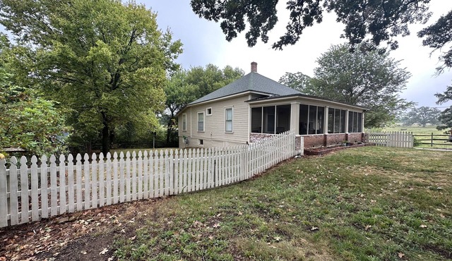 Relaxing Home on the Outskirts!