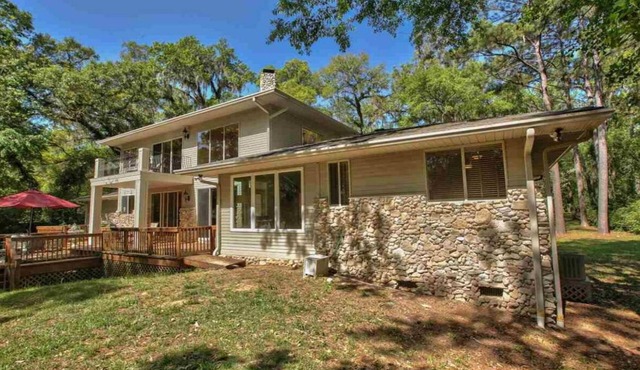 Relaxing home on the Lake with dock, and outdoor dining area