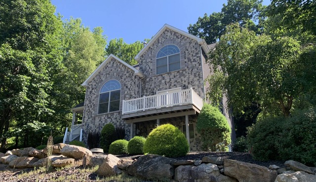 Relaxing home on wooded hillside lot in Eagle Rock Resort - E. R. Owners Only