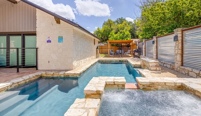 Relaxing home Optional heated pool Spa Central location 20 min to Lackland AFB