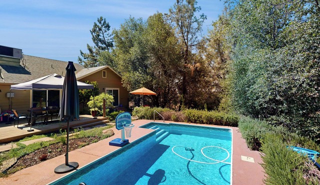 Relaxing Home w/Pool: 1 Mi to Lake Tulloch