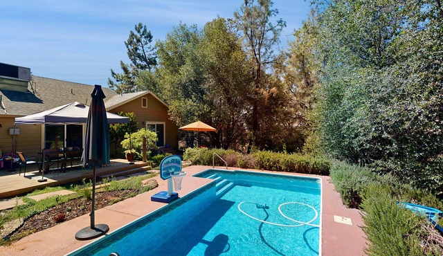 Relaxing home with pool, firepit and board games