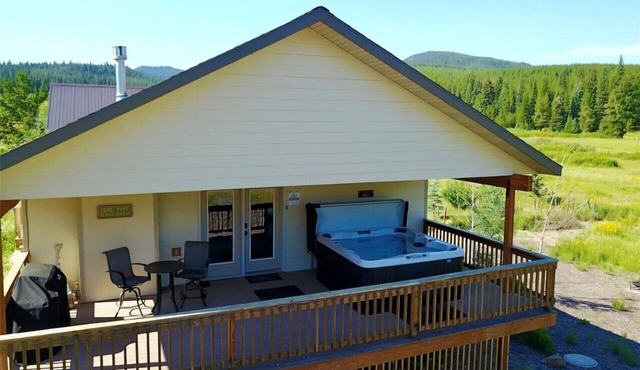 Relaxing Hot Tub, Scenic Views, Minutes to Yellowstonen- Lone Pine Lodge