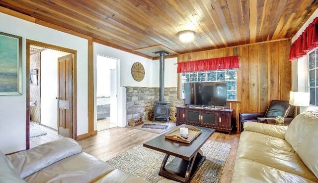 Relaxing Hot Tub & Backyard for Lazy Days