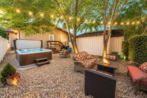 Relaxing hot tub, games, & BBQ, near downtown fun!