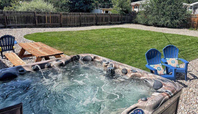 Relaxing Hot Tub! Great for Families or Business - Perfect Location!