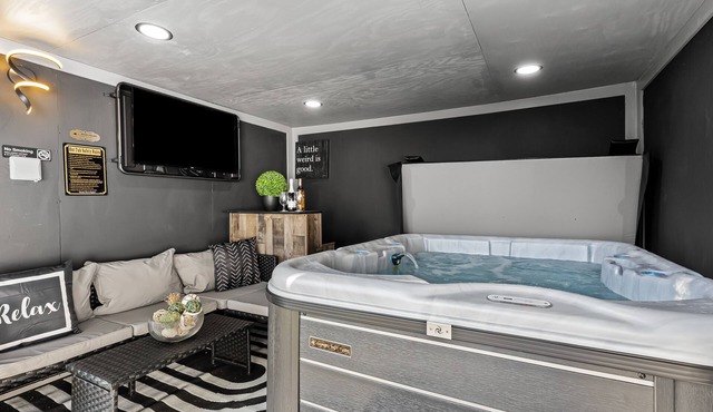 Relaxing~ Hot Tub ~ Hideout with Home Theatre ~ Arcade games ~ & Pool Table!