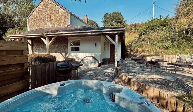 Relaxing hot tub retreat in Llangefni