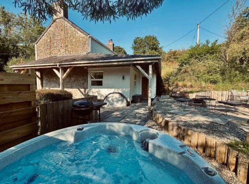 Relaxing hot tub retreat in Llangefni