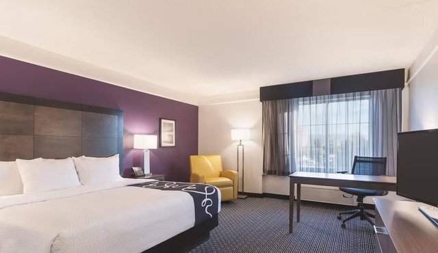 Relaxing Hotel Room Near Adobe Creek National Golf Course – 20 Mins