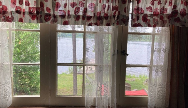 Relaxing Hush Puppy Cottage Retreat at the Lake Edge Cottages!