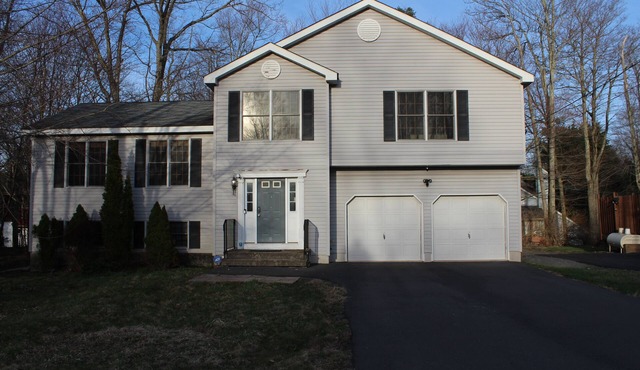 Relaxing in 4-bedroom house in heart of Pocono Summit.