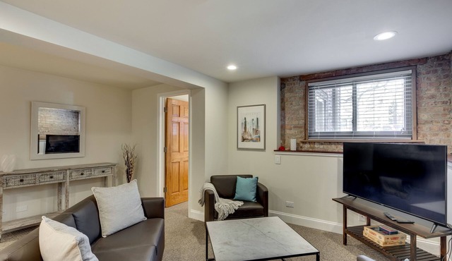 Relaxing in Ravenswood - This Neighborhood is Great for Any Group and Close to Everything! by AllSet Turnover