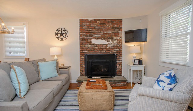 Relaxing Island Retreat, Cozy Cottage, Lamberts Cove Beach Access!