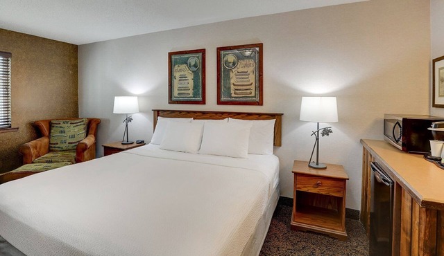 Relaxing Johnston Stay: Full-Sized Kitchen Options w/Rustic Elegance, Pool