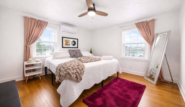 Relaxing king bed suite close to Churchill Downs!