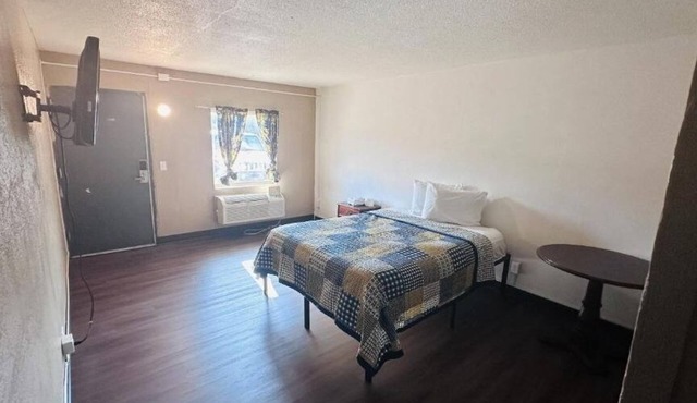 Relaxing King Bed Room, Perfect for Budget-Travelers