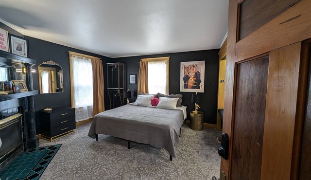 Relaxing king bed suite! Beyoncé decor.