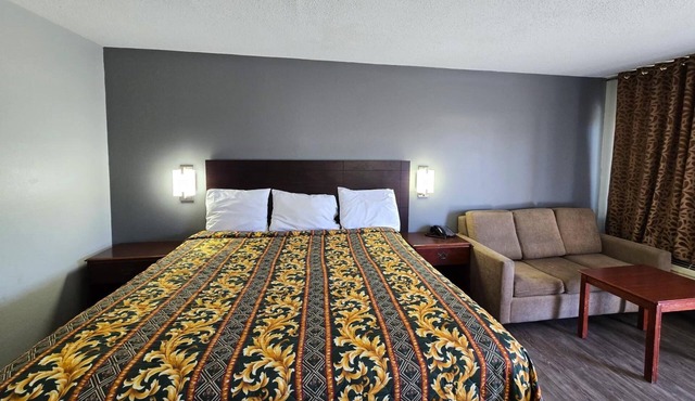 Relaxing King Room Near Science Museum of Virginia—4.9 miles | Free Parking