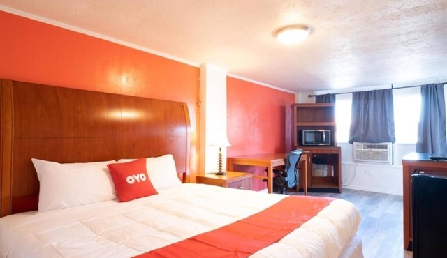 Relaxing King Room w/Refrigerator + Microwave Near Local Attractions