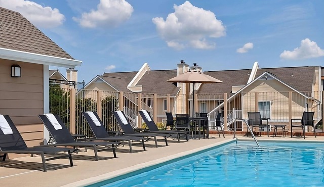 Relaxing King Stay w/Free Breakfast, Outdoor Pool & Gym | Pet-friendly!
