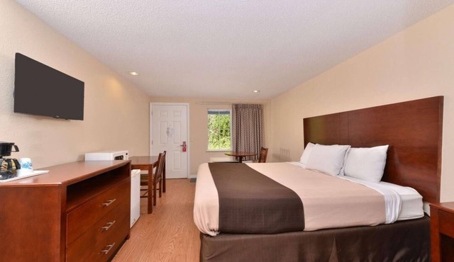 Relaxing King Room | Free Parking & Continental Breakfast + Seasonal Pool