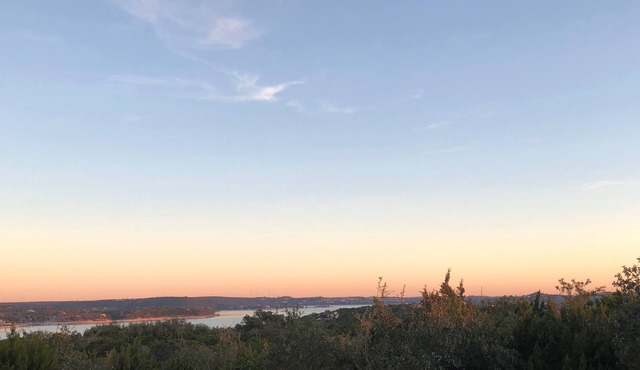 Relaxing Lake Condo Getaway! Enjoy a Fantasic Lakeview for a little R&R