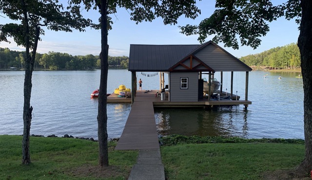 Relaxing Lake Escape with sauna on the dock !