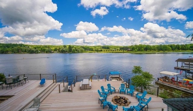 Relaxing Lake Front Property