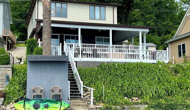 Relaxing Lake House Getaway w/Amazing Decks/Views