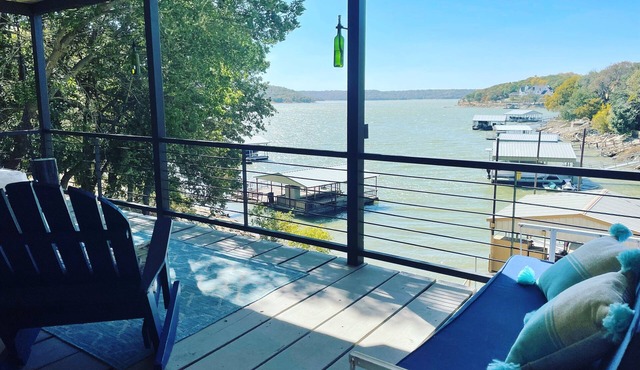 Relaxing lake house on Lake Bridgeport with private boat dock