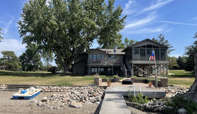 Relaxing Lake House, Private Beach/Yard, Dock, Jetski Lift, Continental Breakfst