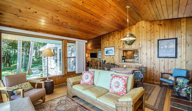 Relaxing lake house w/firepit, boat mooring, free cable, and full kitchen