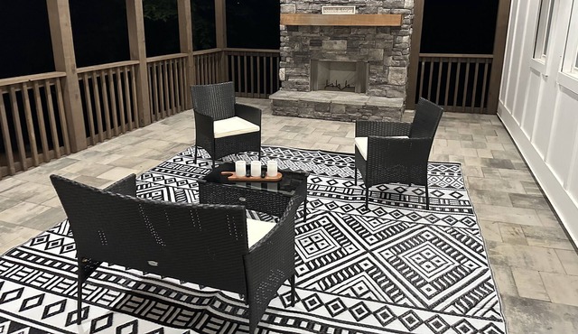 Relaxing LAKE OASIS! Enjoy the lake, outdoor fireplace, sleeps 9 comfortably.