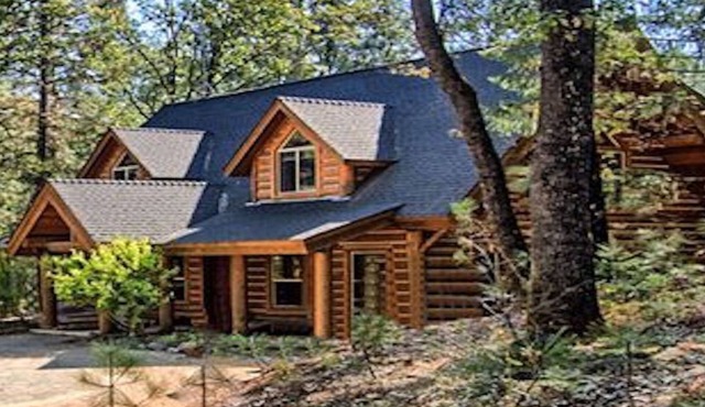 Relaxing Lake Retreat Pool Hot Tub Fire Pit Game Room