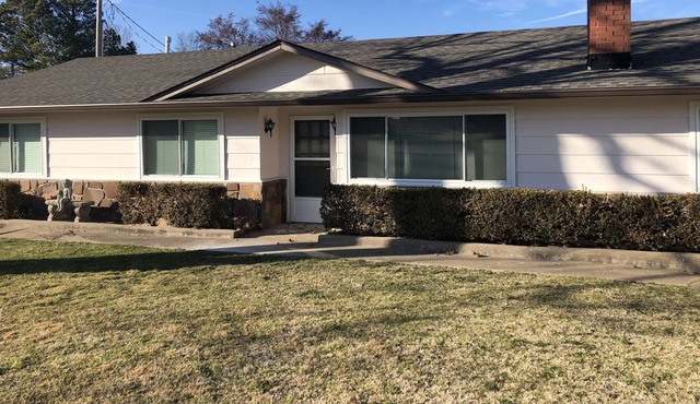 Relaxing Lake Retreat w/firepit, sunroom, patio. Walking distance to water.
