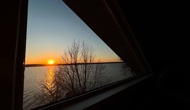 Relaxing Lake Scugog Cottage – Stunning Sunsets, Great Fishing place!