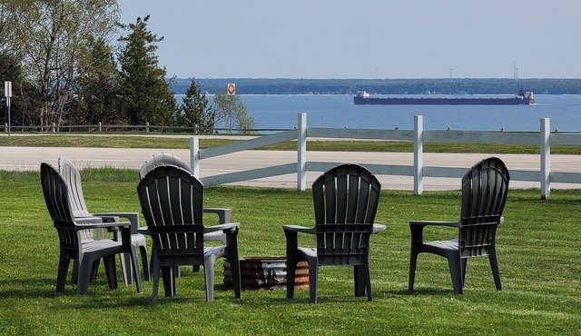 Relaxing Lake View Home, Pet Friendly, Central Location. Close to Ferries!