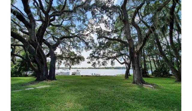 Relaxing Lakefront Getaway on Private Lake in FL