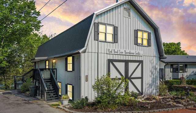 Relaxing Lakefront King Suite Near Big Cedar, Deck, Full Kitchen Shared Hot Tub & Free Tickets