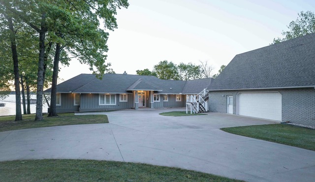 Relaxing Lakefront property located on Beautiful Grand Lake of the Cherokees!