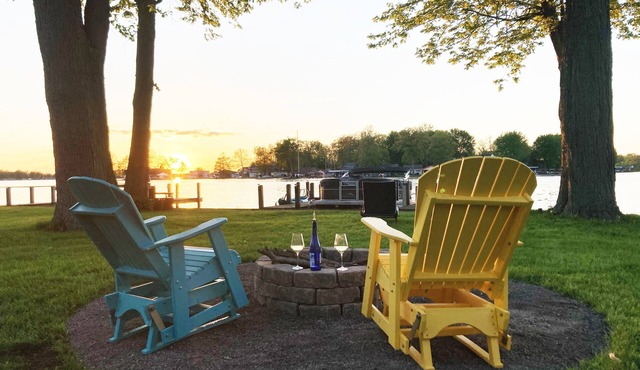 Relaxing Lakehouse Getaway - With or without the kids!