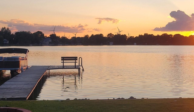 Relaxing lakeside cottage just 20 minutes from Road America & Fond du Lac.